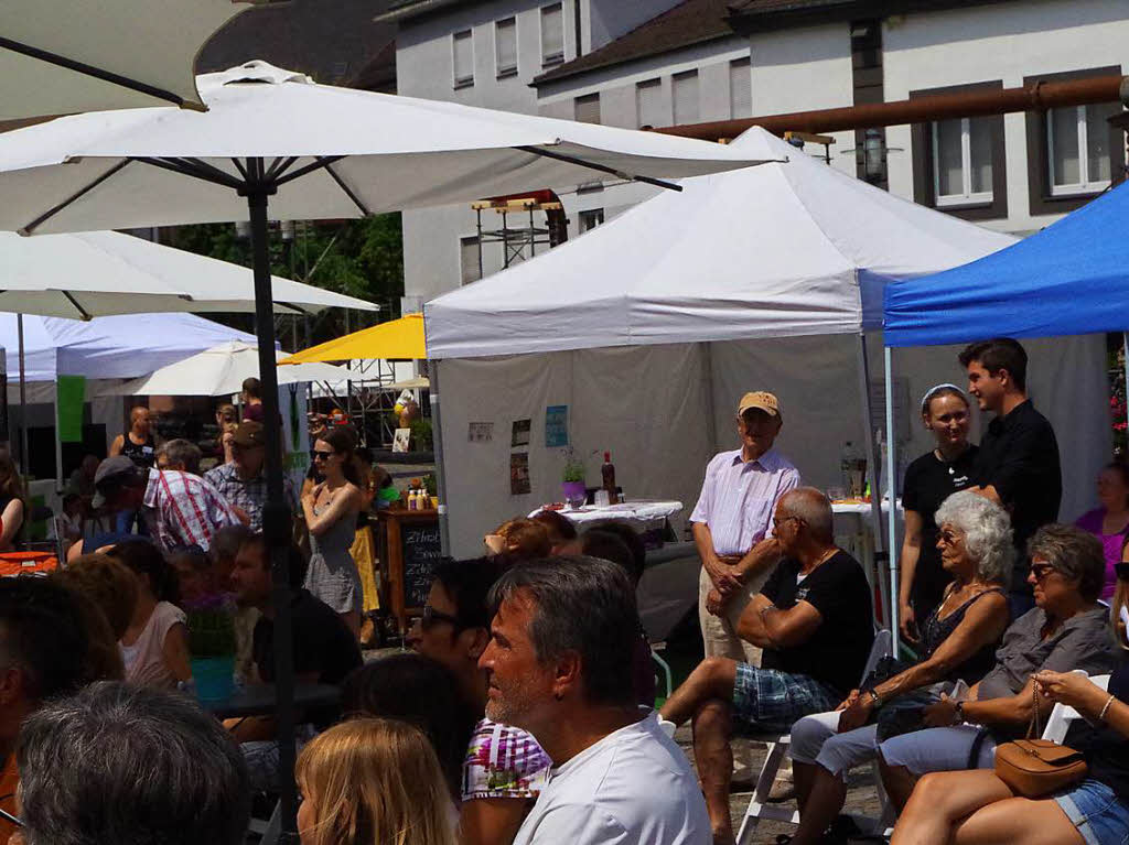Viele Besucher schauten zu, machten mit und ließen sich beim Wohlfühltag verwöhnen. Viele Besucher schauten zu, machten mit und ließen sich beim Wohlfühltag verwöhnen.