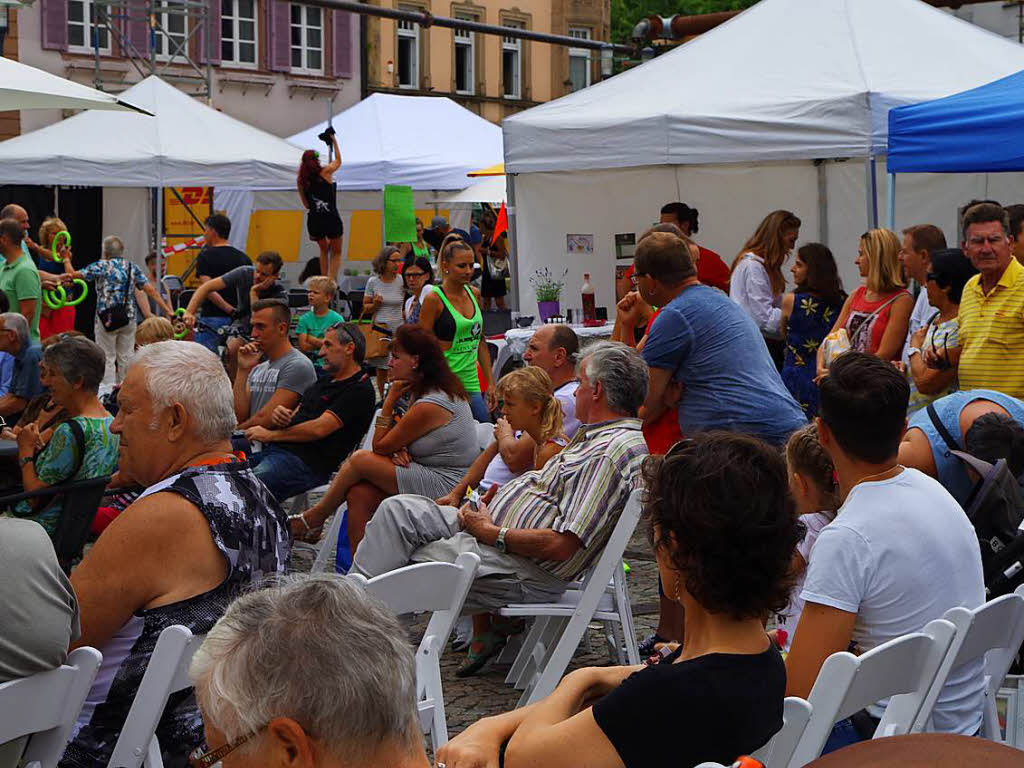 Viele Besucher schauten zu, machten mit und ließen sich beim Wohlfühltag verwöhnen. Viele Besucher schauten zu, machten mit und ließen sich beim Wohlfühltag verwöhnen.