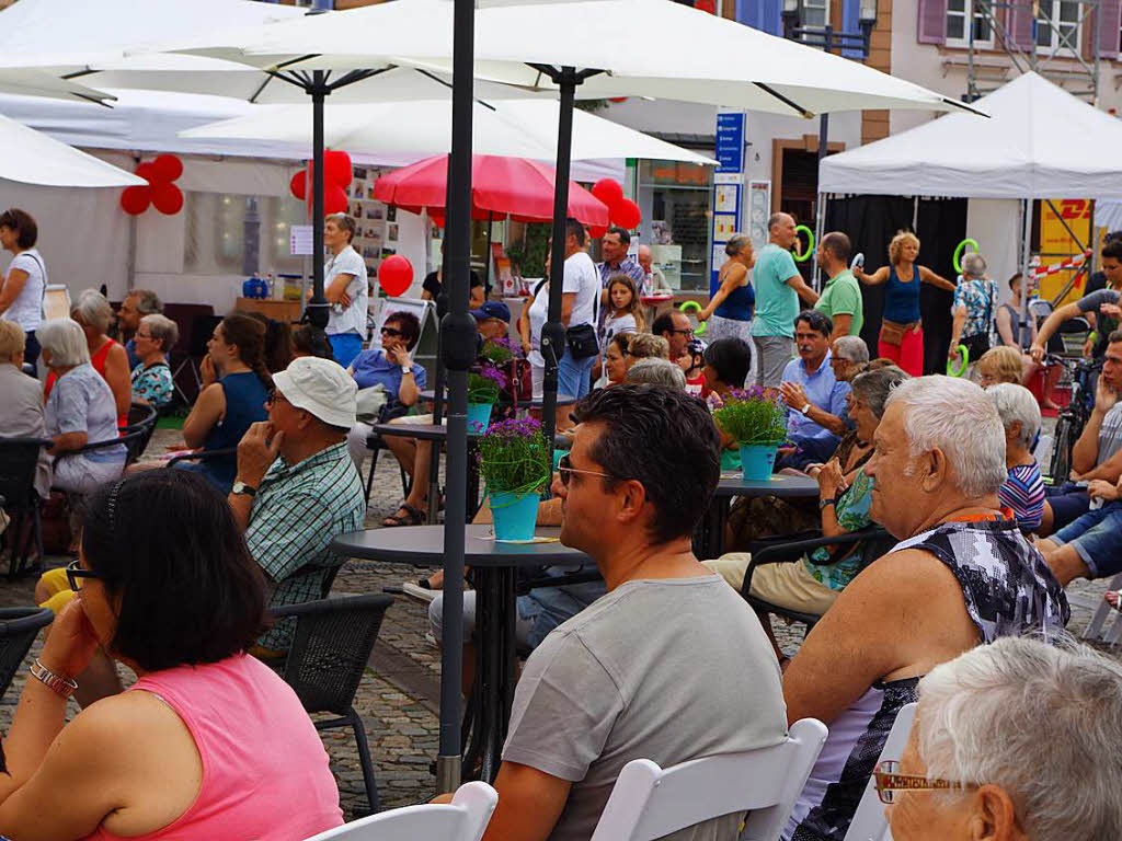 Viele Besucher schauten zu, machten mit und ließen sich beim Wohlfühltag verwöhnen. Viele Besucher schauten zu, machten mit und ließen sich beim Wohlfühltag verwöhnen.