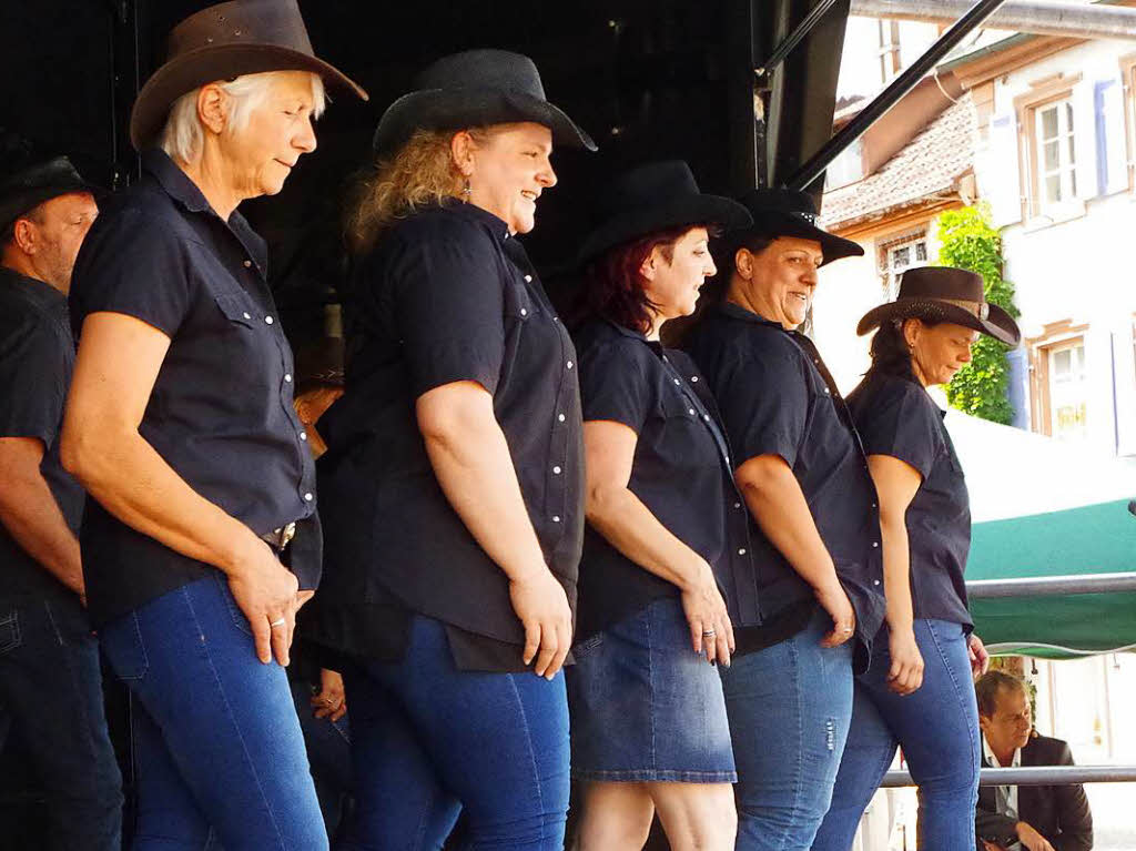Die Village Jumpers zeigten Line Dance auf der Bühne. Die Village Jumpers zeigten Line Dance auf der Bühne.