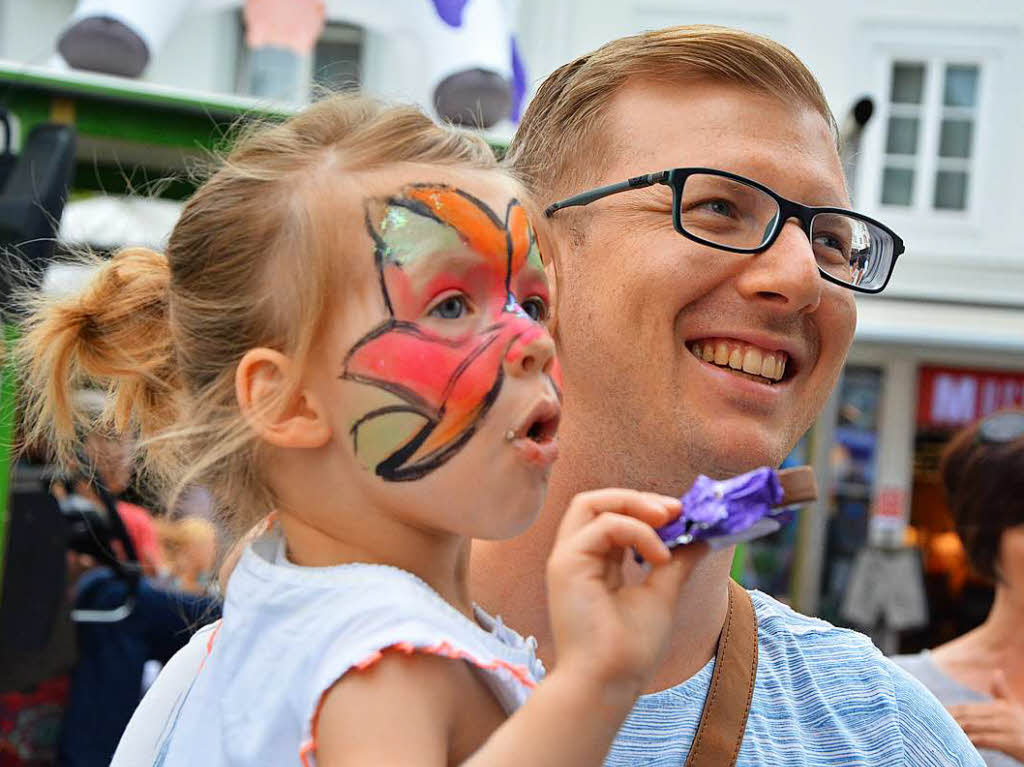 Viele Spiele, Tanz, Musik, Zauberer, Clowns und natrlich jede Menge Schokolade gab's beim 10. Milka Schokofest in der Lrracher Innenstadt.