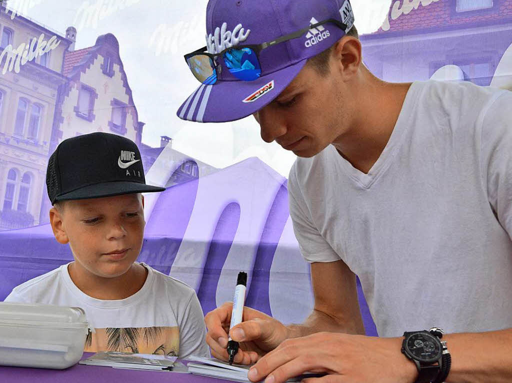 Skispringer Andreas Wellinger gab Autogramme und lie sich gemeinsam mit seinen Fans fotografieren.