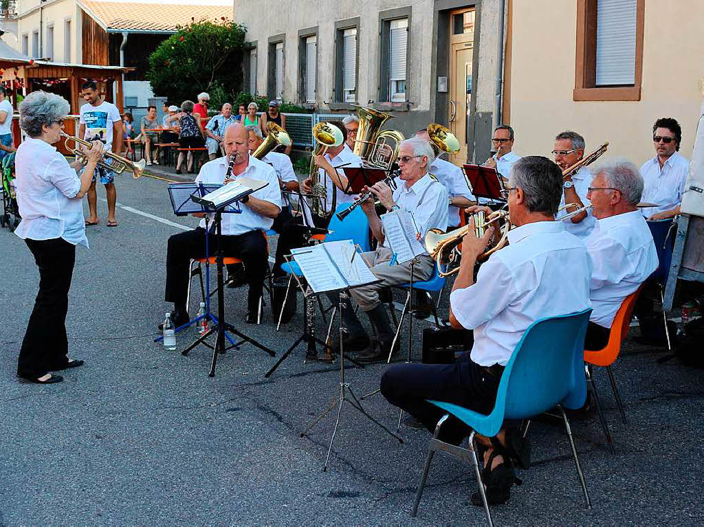 Der erste Auftritt der Kandelmusikanten mit ihrer neuen musikalischen Leiterin Gabriele Volk-Dittus kam bei der Erffnung des Stadtfestes gut an.