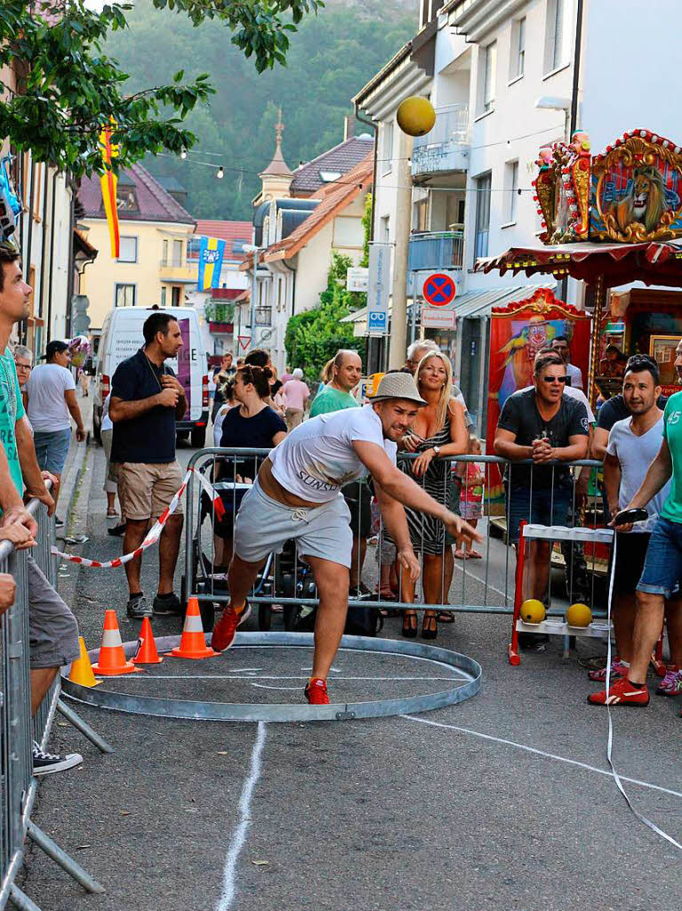 Pokale, Medaillen und Gutscheine von der Werbegemeinschaft gab es fr die siegreichen Kugelstoer und Kugelstoerinnen