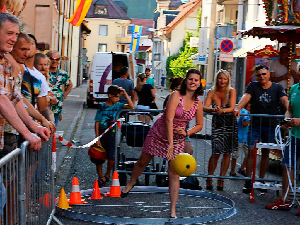 In Zweierteams traten Mnner und Frauen in zwei Durchlufen zum Kugelstoen an. Das war wieder eine Aktion beim Stadtfest, die viele Besucher anzog und fr Spa bei ihnen und den Beteiligten sorgte