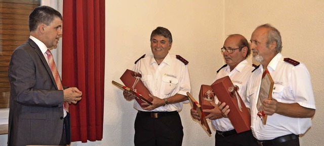 Ehrung der drei Feuerwehrmnner: Brge...ich Dufner, Andreas Wei (von links).   | Foto: Nikolaus Bayer
