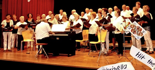 Auftritt des gemischten Chors des Teninger Gesangvereins beim Sommerkonzert  | Foto: Karlernst Lauffer