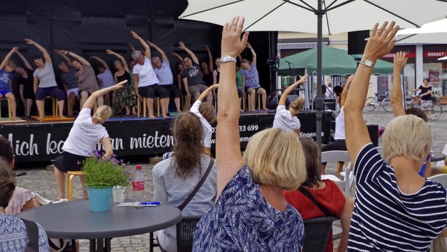 Yoga im Freien? Das geht, wie die Vorf...s zeigte. Viele Besucher machten mit.   | Foto: Bchle