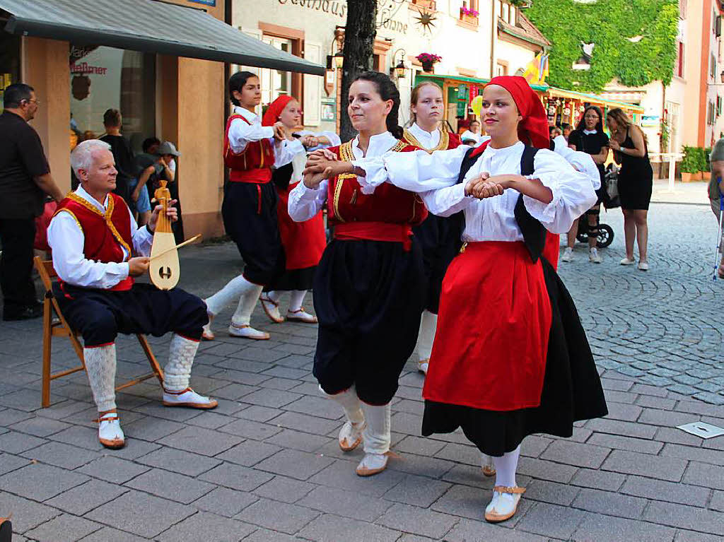 Die  kroatische Tanzgruppe HKUD aus Basel   in einer  Tracht aus Sddalmatien.