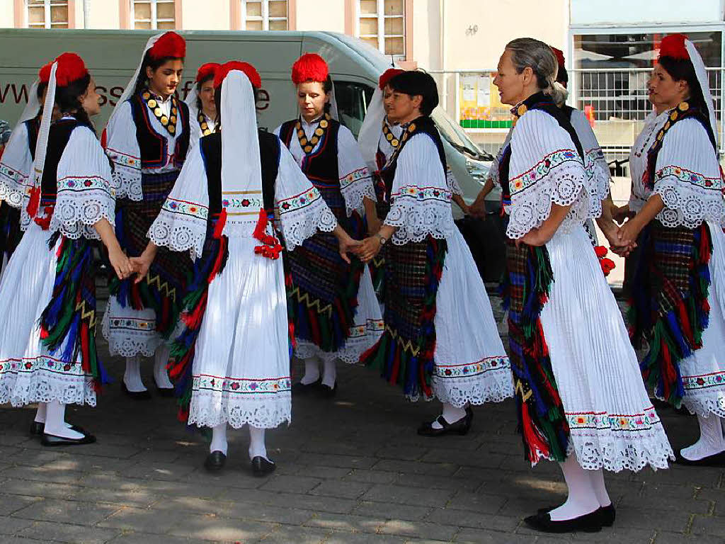 Die  kroatische Tanzgruppe HKUD aus Basel  in einer  Tracht aus Bosnien.
