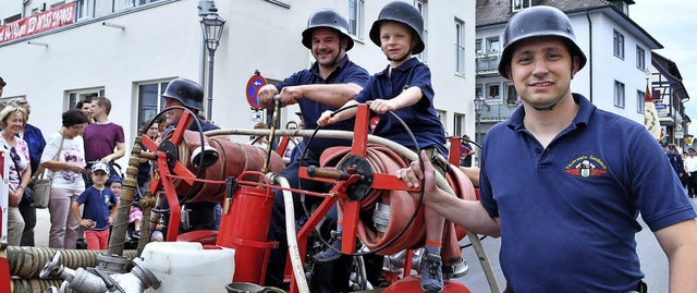 Feuerwehrmnner mit historischem Gert &#8211; gesehen beim Festumzug   | Foto: Wolfgang Knstle