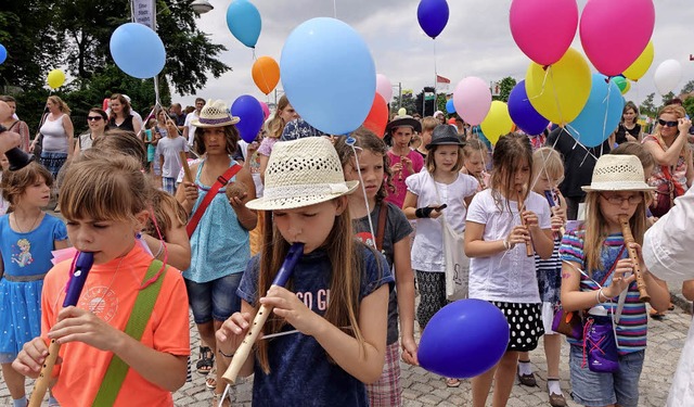 Musizierend bewegten sich die Kinder m...nd  Luftballons ber die Rheinbrcke.   | Foto: Roswitha Frey