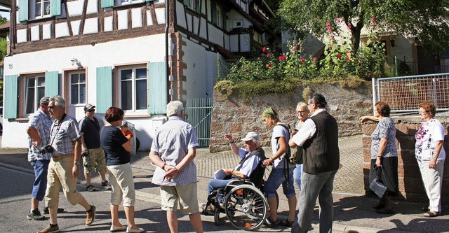 Adolf Zanger (im Rollstuhl) erlutert ...n Gebude und Historie von Mnchweier.  | Foto: M. Masson