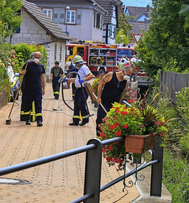 Feuerwehreinsatz In der Breite: Mit In... Uferbereich des Rossbachs gereinigt.   | Foto: Sandra Decoux-Kone