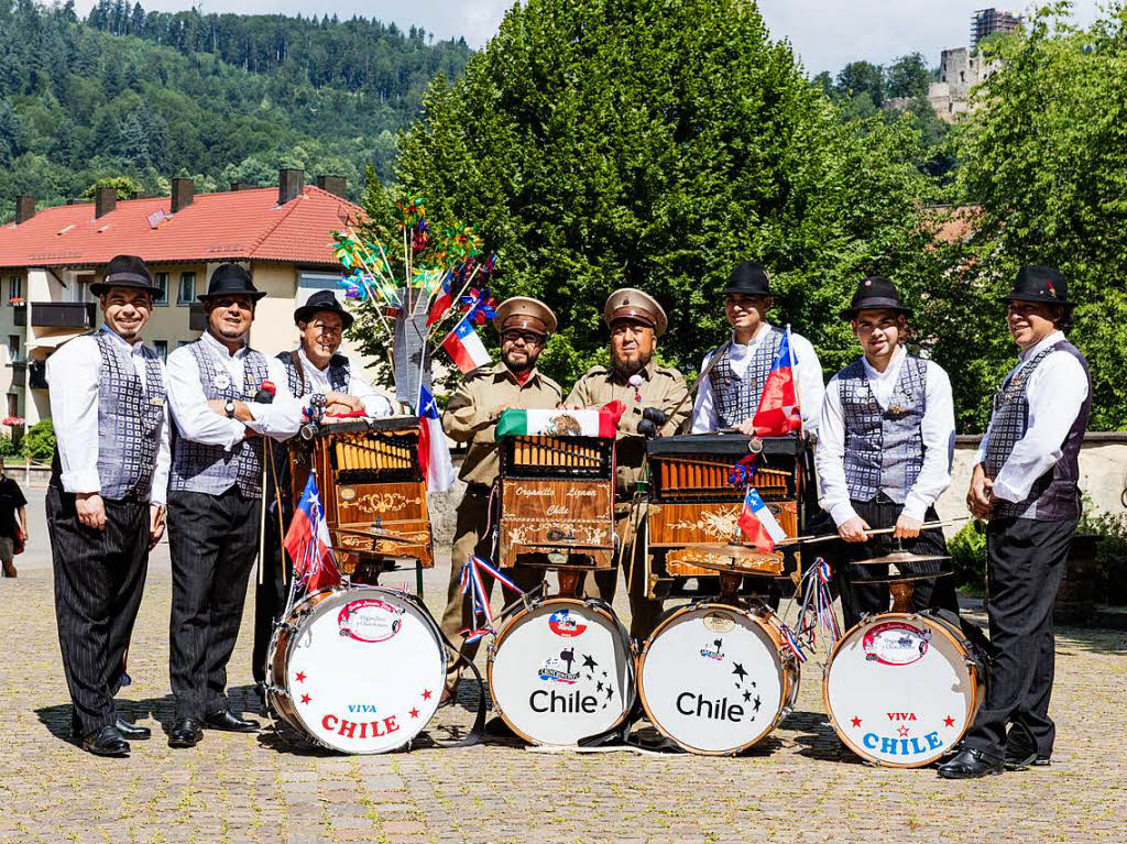 Aus Chile und Mexiko kamen diese Orgelspieler. Die Uniform der Mexikaner (Mitte) verwunderte viele, aber sie hat, so hnlich wie bei der Brgerwehr Waldkirch, nur noch historische Bedeutung.