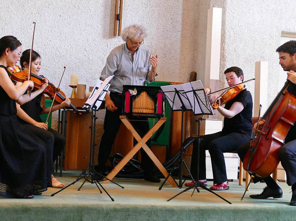 Adrian Oswalt mit Streichquartett in der Evangelischen Stadtkirche Waldkirch.