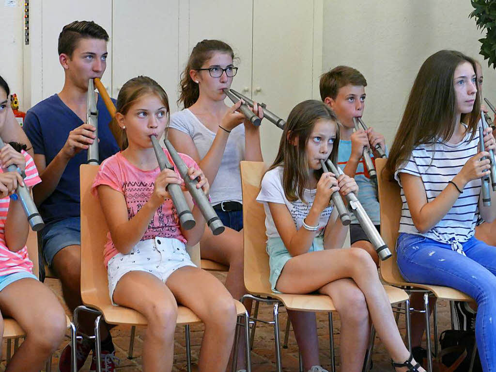 Die lebendige Orgel der Mitglieder des Jugendblasorchesters der Musikschule: Jeder Punkt auf der Leinwand wird zum Ton, die Jugendlichen blasen die Pfeifen an.
