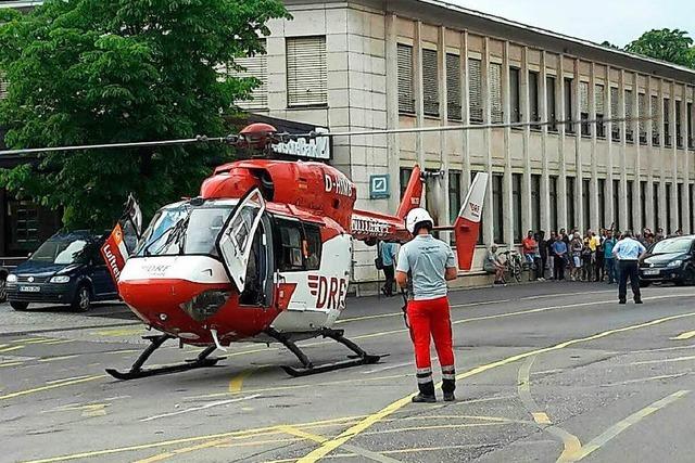 Zwei Hubschrauber landen mitten in der Innenstadt und im Vauban