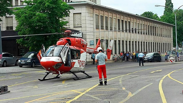 Ein Rettungshubschrauber landete mitten in der Innenstadt.  | Foto: Uwe Mauch