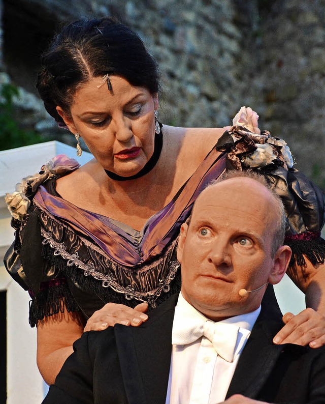 Oliver Kugel als Sir Robert Chiltern und Consuelo Perez als Lady Chiltern   | Foto: Barbara Ruda