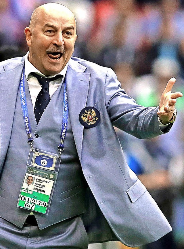 Sieht nicht gerade zufrieden aus, will... sein: Russland-Coach Tschertschessow   | Foto: dpa