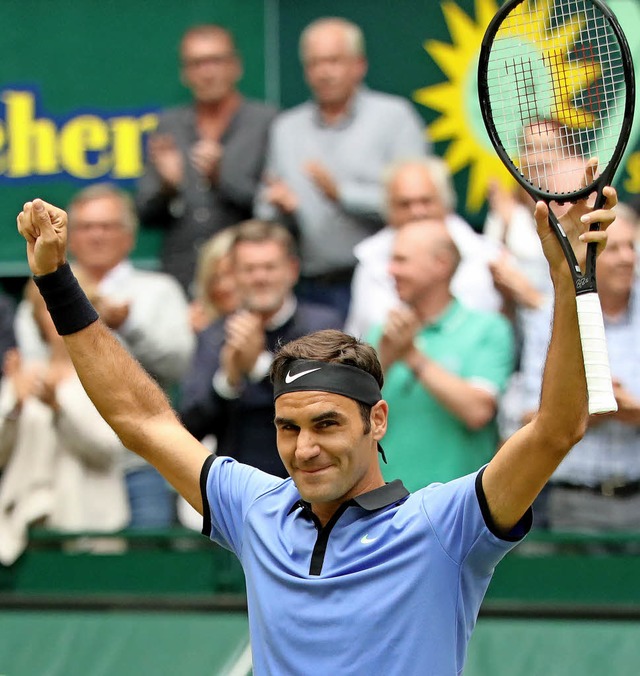 Roger Federer (links) triumphiert, Alexander Zverev lamentiert.  | Foto: dpa/afp
