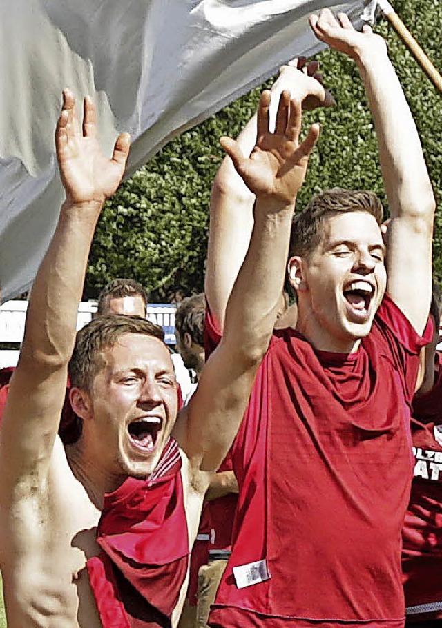 Ausgelassene Freude beim FCB nach dem Aufstieg  | Foto: Hecht
