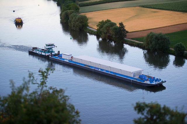 Das Schiff fr den Castor-Transport hat Richtung Obrigheim abgelegt.  | Foto: dpa