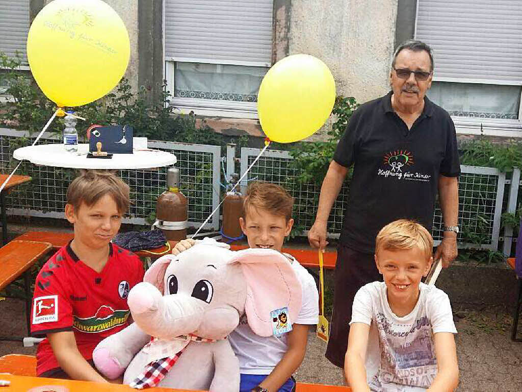Luftballon-Wettbewerb  beim Waldkircher Stadtfest 2017: Drei junge fleiige Helfer der Fuballjugend - Manuel, David und Tizian -  untersttzen den Verein Hoffnung fr Kinder tatkrftig.