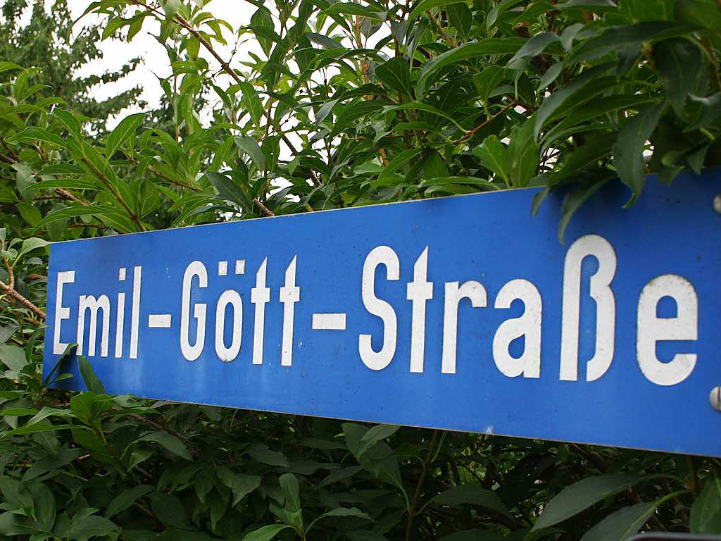 Gruppenschlägerei an der StraßenbahnHaltestelle EmilGöttStraße