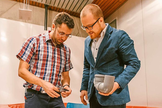 Sebastian Mller (links) und Fionn Groe beim Basteln eines Feinstaubsensors.  | Foto: Fionn Groe