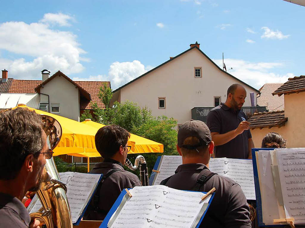 Die Stadtmusik Sthlingen spielte unter Leitung von Tim Barth zum znftigen Frhschoppen auf.