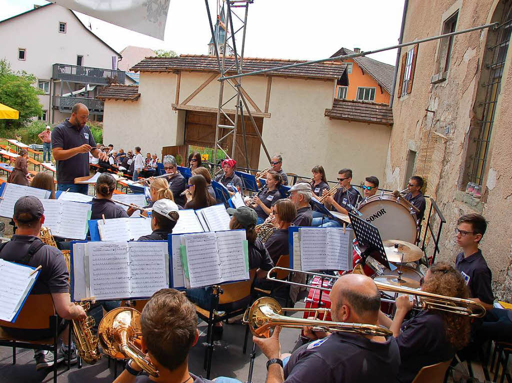Die Stadtmusik Sthlingen spielte unter Leitung von Tim Barth zum znftigen Frhschoppen auf.