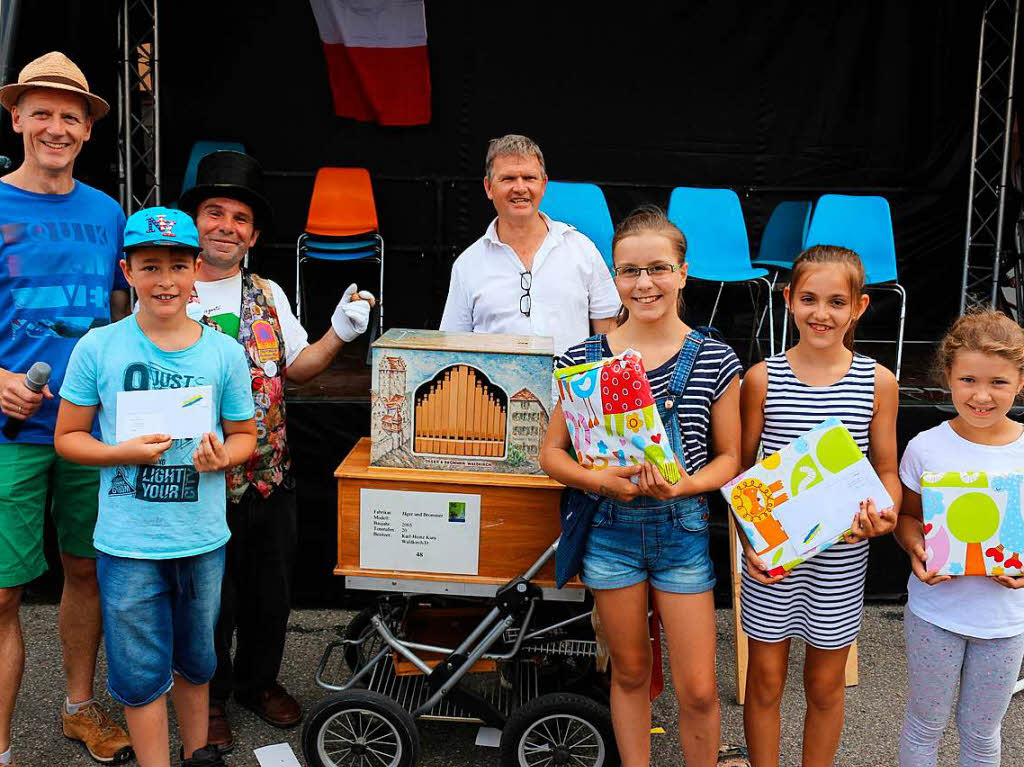 72 Kinder machten bei der Stadtfestrallye am Sonntagnachmittag mit. An acht Stationen an den Stnden der teilnehmenden Vereine gab es Spiele und Quizfragen zu absolvieren. Hier die Preisverleihung.