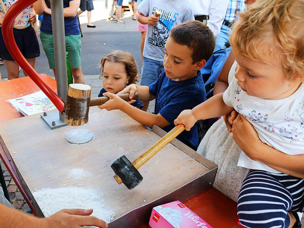 72 Kinder machten bei der Stadtfestralley am Sonntagnachmittag mit. An acht Stationen an den Stnden der teilnehmenden Vereine gab es Spiele und Quizfragen zu absolvieren. Alle Teilnehmerkrtchen kamen in die Trommel.