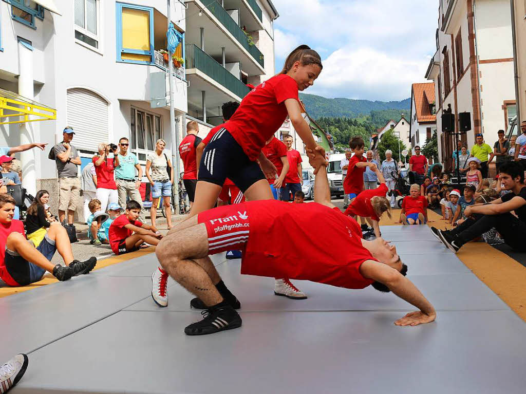 Die jungen Athleten der Ringergemeinschaft Waldkirch-Kollnau zeigten Aufwrmbungen fr die Gelenkigkeit, Koordination und Kraft sowie Wurf- und Hebeltechniken. Viele Besucher zog die interessante Auffhrung in die Damenstrae