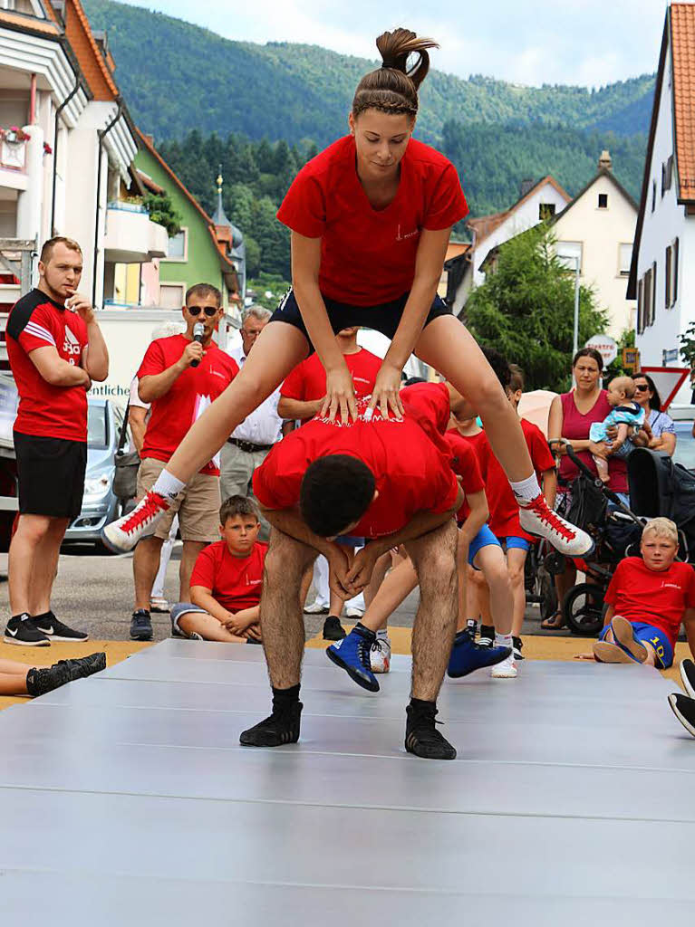 Die jungen Athleten der Ringergemeinschaft Waldkirch-Kollnau zeigten Aufwrmbungen fr die Gelenkigkeit, Koordination und Kraft sowie Wurf- und Hebeltechniken. Viele Besucher zog die interessante Auffhrung in die Damenstrae