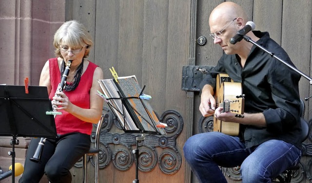 Josefine Weigmann und Jeremiah Wood ve...gabend auf dem Forchheimer Kirchplatz.  | Foto: Hlter-Hassler