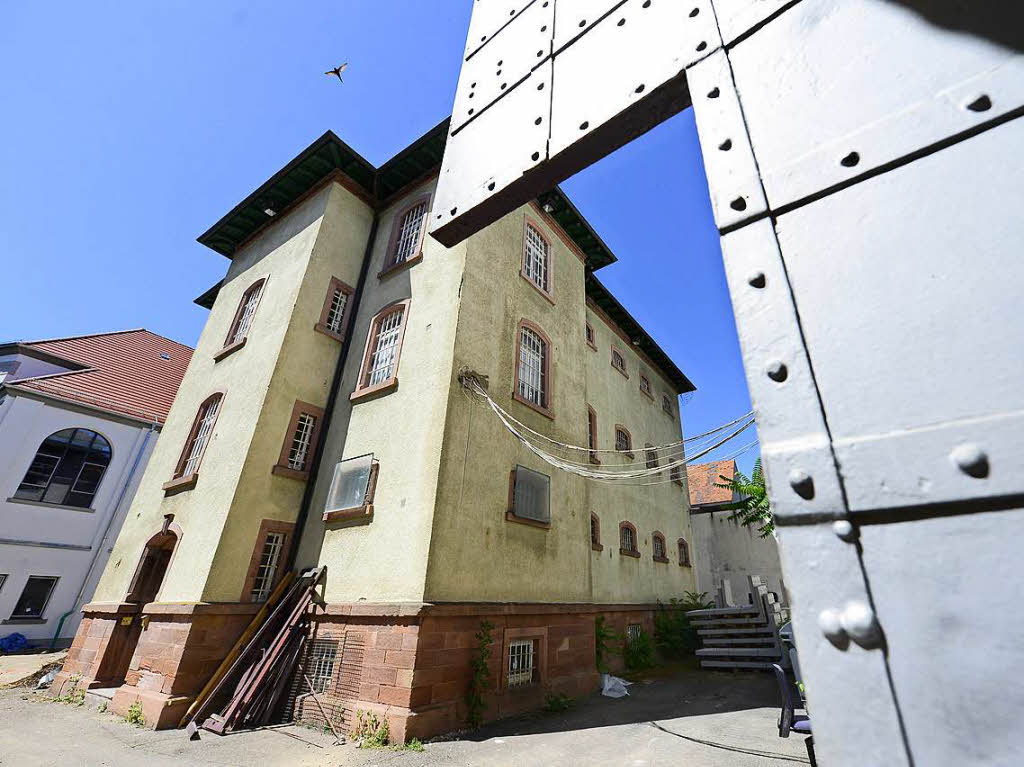 Freiburgs alte Justizvollzugsanstalt wurde 1850 gebaut. Im Hintergrund ist der frisch sanierte  Paulussaal zu sehen.