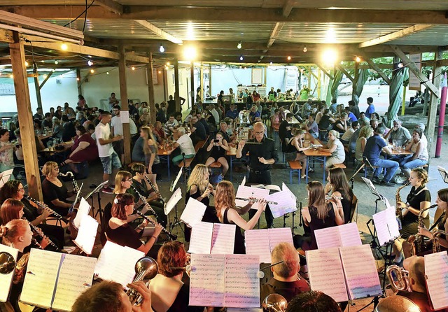Der Musikverein Krzell unterhlt die Gste am Samstagabend.   | Foto: Wolfgang Knstle