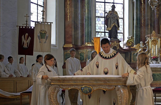 Gabentischbereitung: Pfarrer Michael G... den Altartisch fr die Liturgie vor.   | Foto: Adelbert Mutz