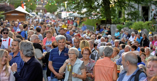 Mehr als 1000 bestgelaunte Besucher fe... vom Rathaus zur  Bhne beim Kurhaus.   | Foto: Wolfgang Scheu