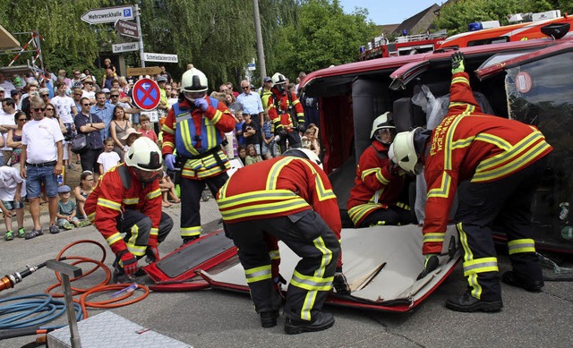 Bestaunt wurde von hunderten von Zusch... Auftritt der Feuerwehr bei der bung.  | Foto: Yvonne Siemann