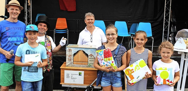 72 Kinder machten bei der Stadtfestral...Quizfragen. Hier die Preisverleihung.   | Foto: Fotos: Karin Heiss