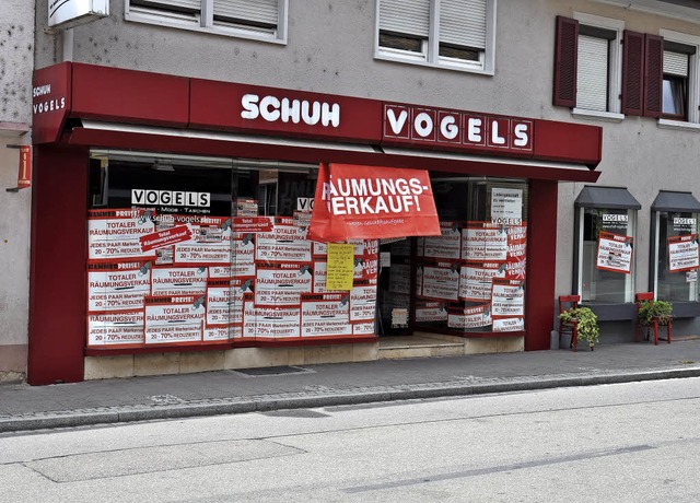 Das Schild Rumungsverkauf weist auf d...els in der Ihringer Bachenstrae hin.   | Foto: Kai Kricheldorff