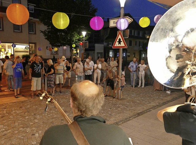 Lampions wiesen beim Blserfestival de...die Geschfte zum langen Abendeinkauf.  | Foto: SENF