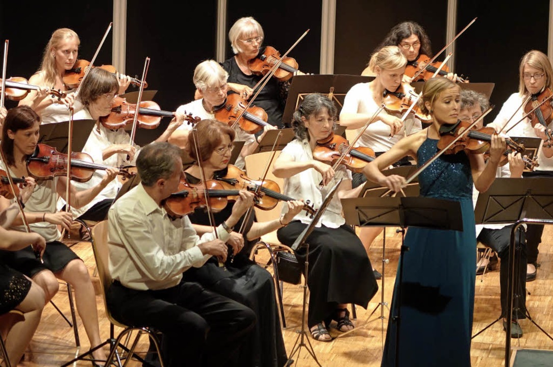 Die Geigerin Anne-Sophie Bereuter und ...t mit einem Haydn-Spiel vom Feinsten.   | Foto: Roswitha Frey