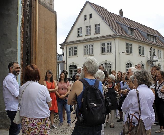 Die Teilnehmer der Rundfahrt vor der Alten Frberei  | Foto: Heiner Farbry