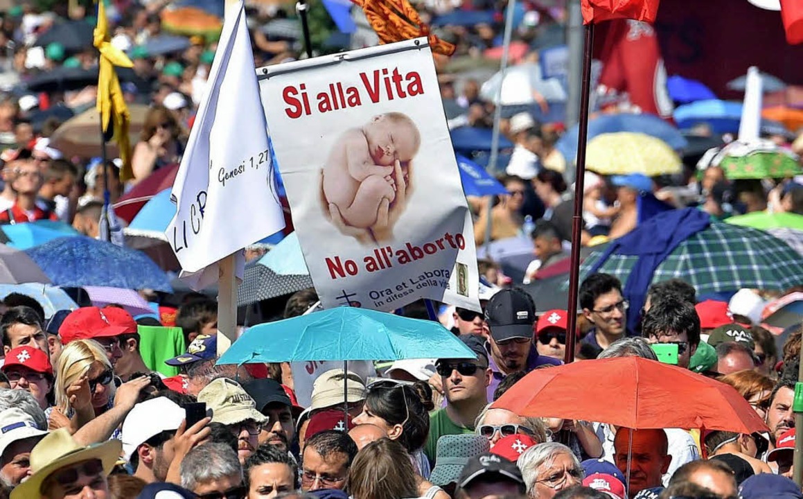 Abtreibungsgegner protestieren in Ital...n schwer, ein Kind legal abzutreiben.   | Foto: dpa