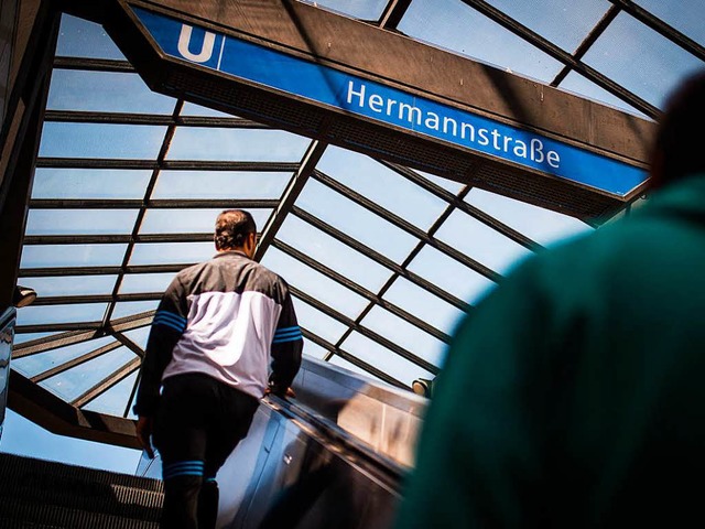 Am U-Bahnhof Hermannstrae wurde die j...er 2016 die Treppe hinunter gestoen.   | Foto: dpa